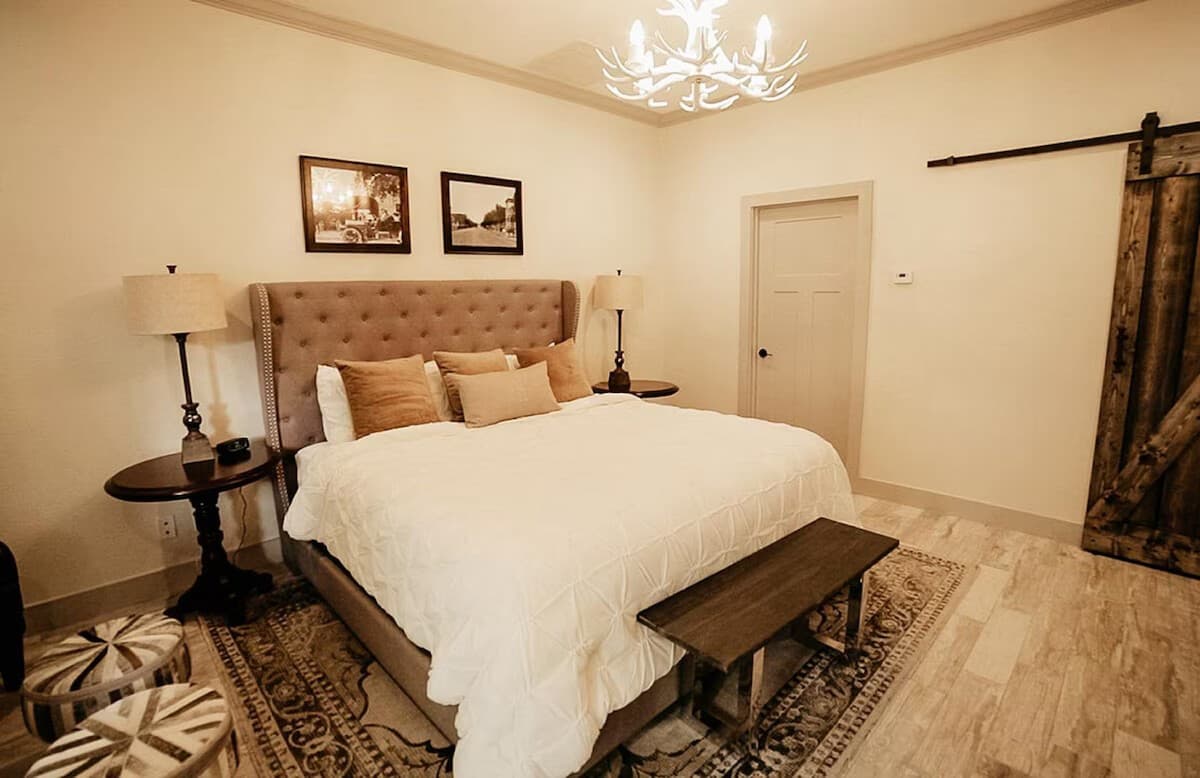 Vintage Hill Country Haven: Queen Studio w/ Pool