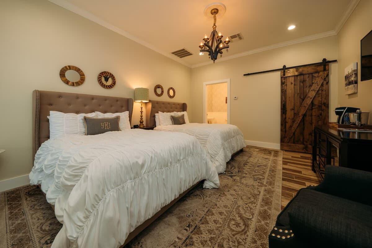 Vintage Hill Country Haven: Two Double w/Pool