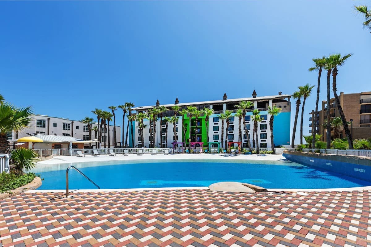 Island Oasis Double Queen Suite-Pool, Gym & Beach