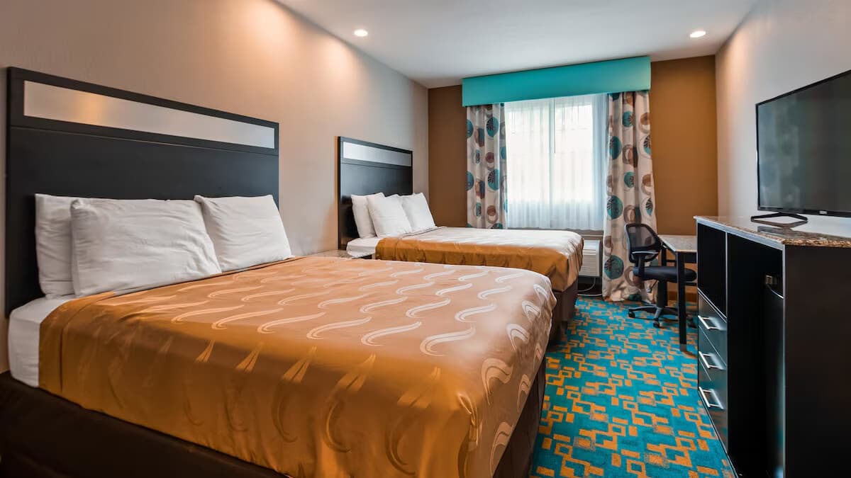 Business Ready Double Queen Studio w/Breakfast