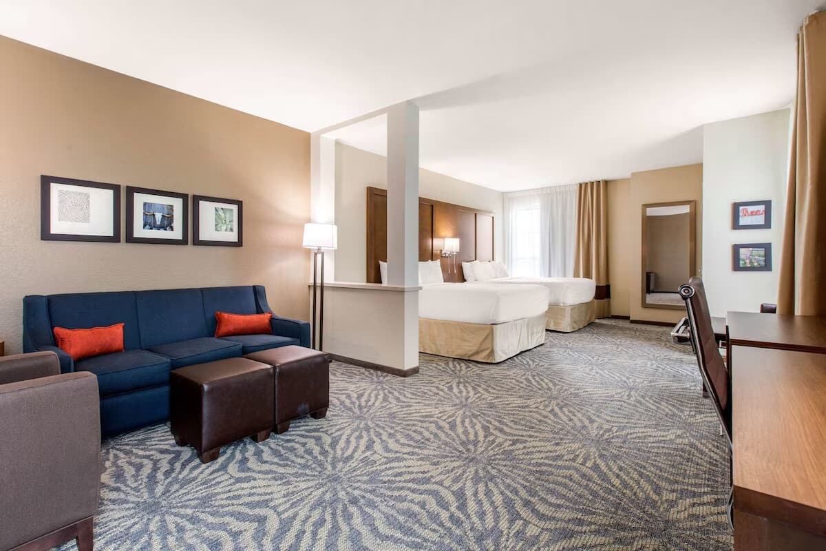 ATX Adventure Base:Double Queen w/Breakfast & Pool