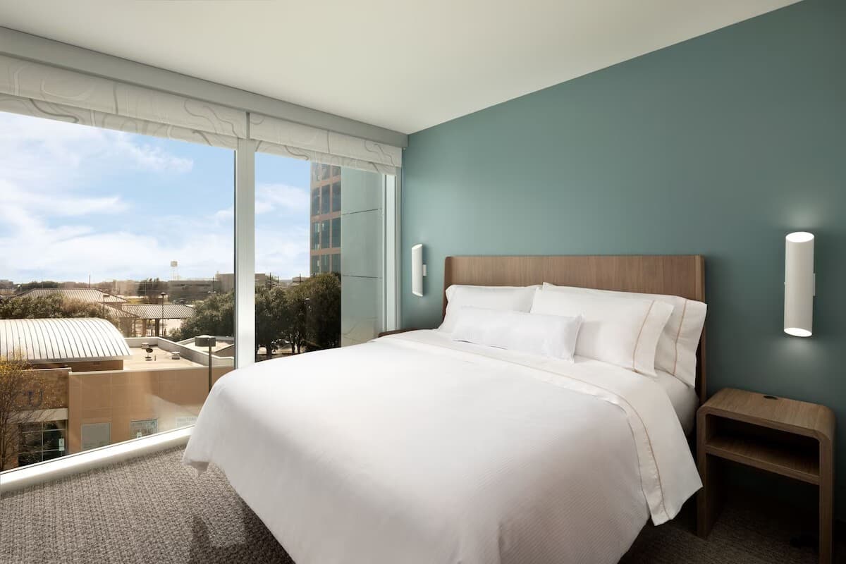 Domain Adjacent 1BR Suite: Pool&Gym&Free Breakfast