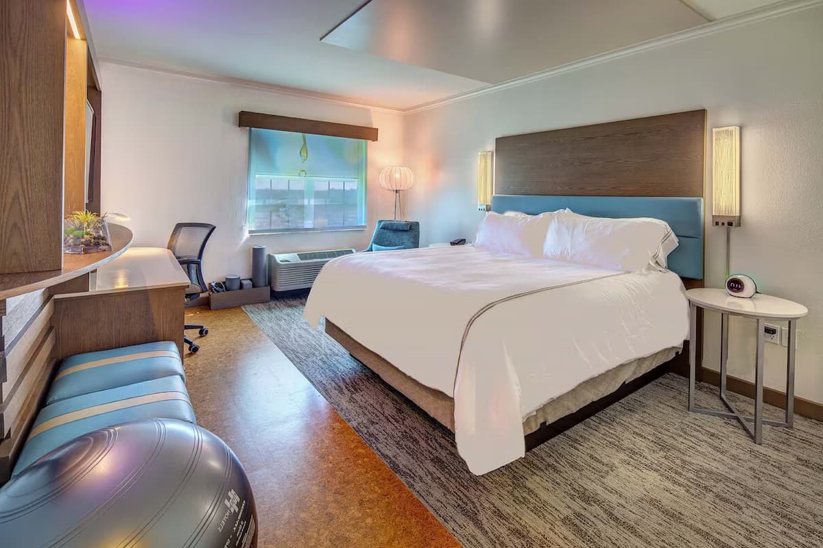 Serene Lakefront Getaway | King Studio Gym & Pool