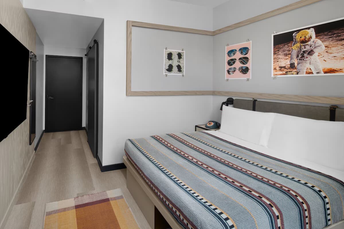 Industrial DT Queen suite | Toyota Center & GRB