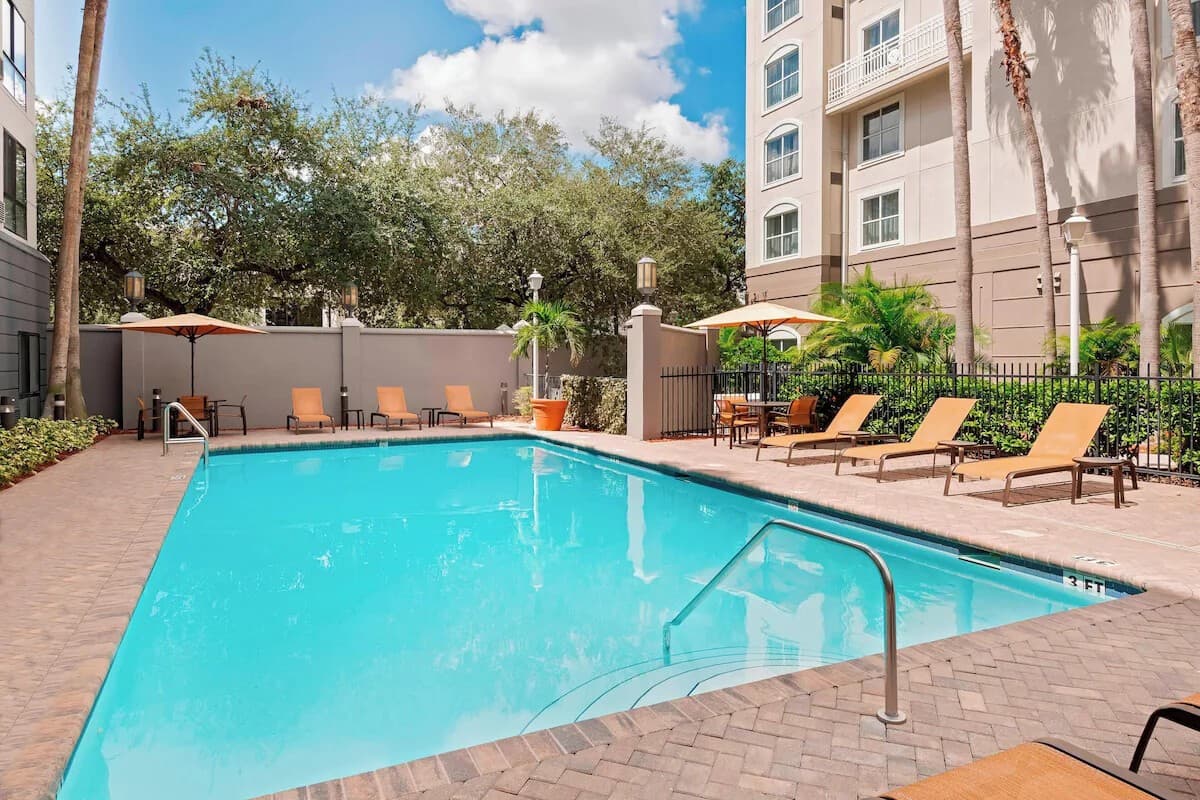 Urban Oasis: Queen Suite with Gym, Pool & Breakfast