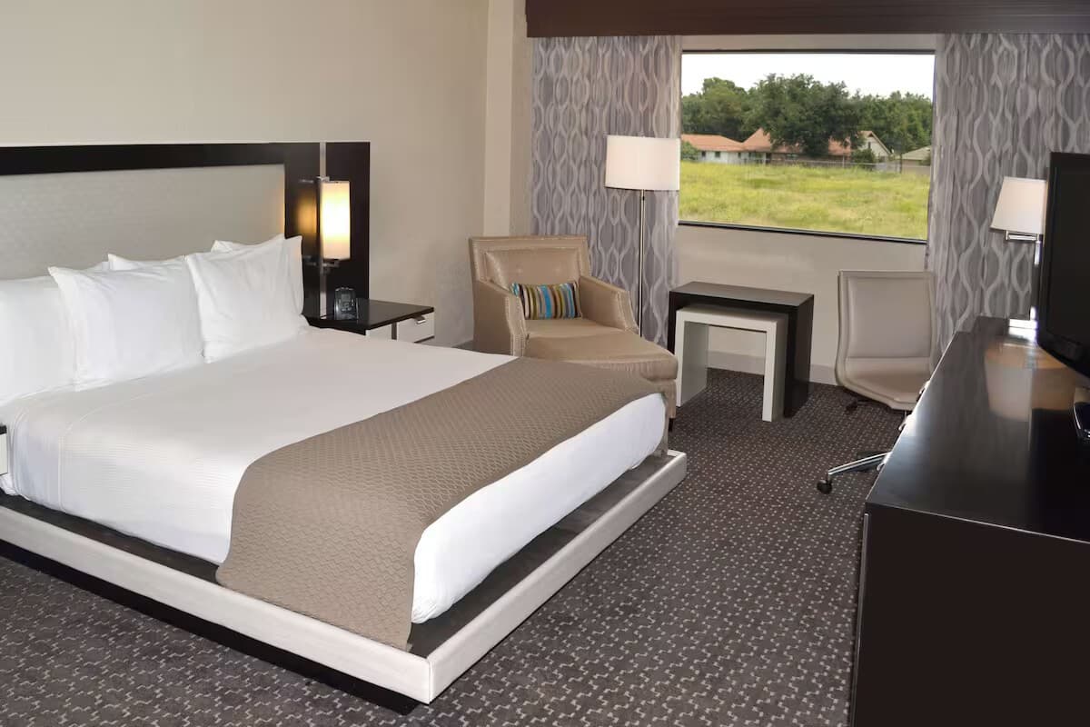 Hobby Airport KingStudio w/Gym, Pool