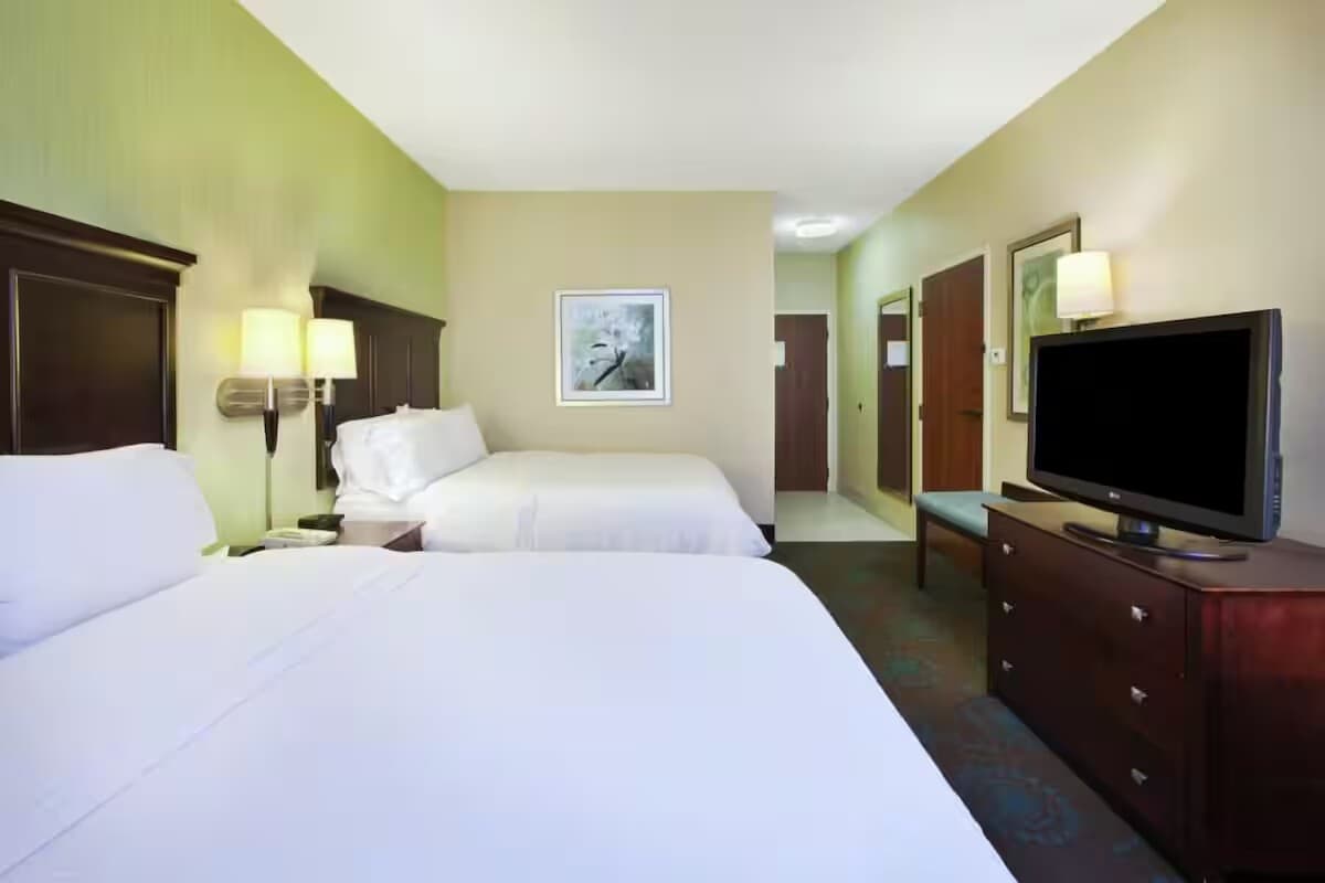 SBN Intl Airport 2 Queen Studio Breakfast & Gym