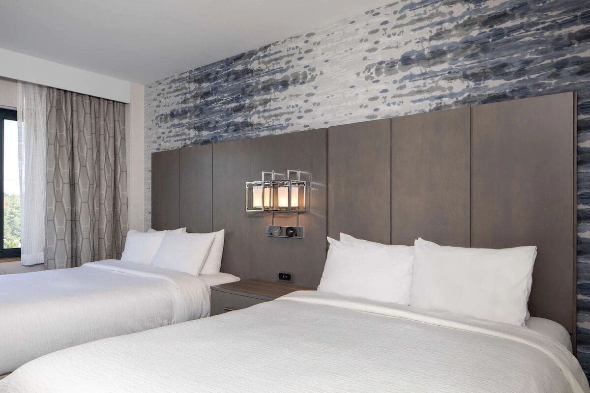 2 Queens Room