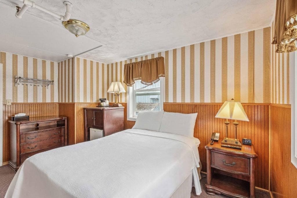 1 Queen Room