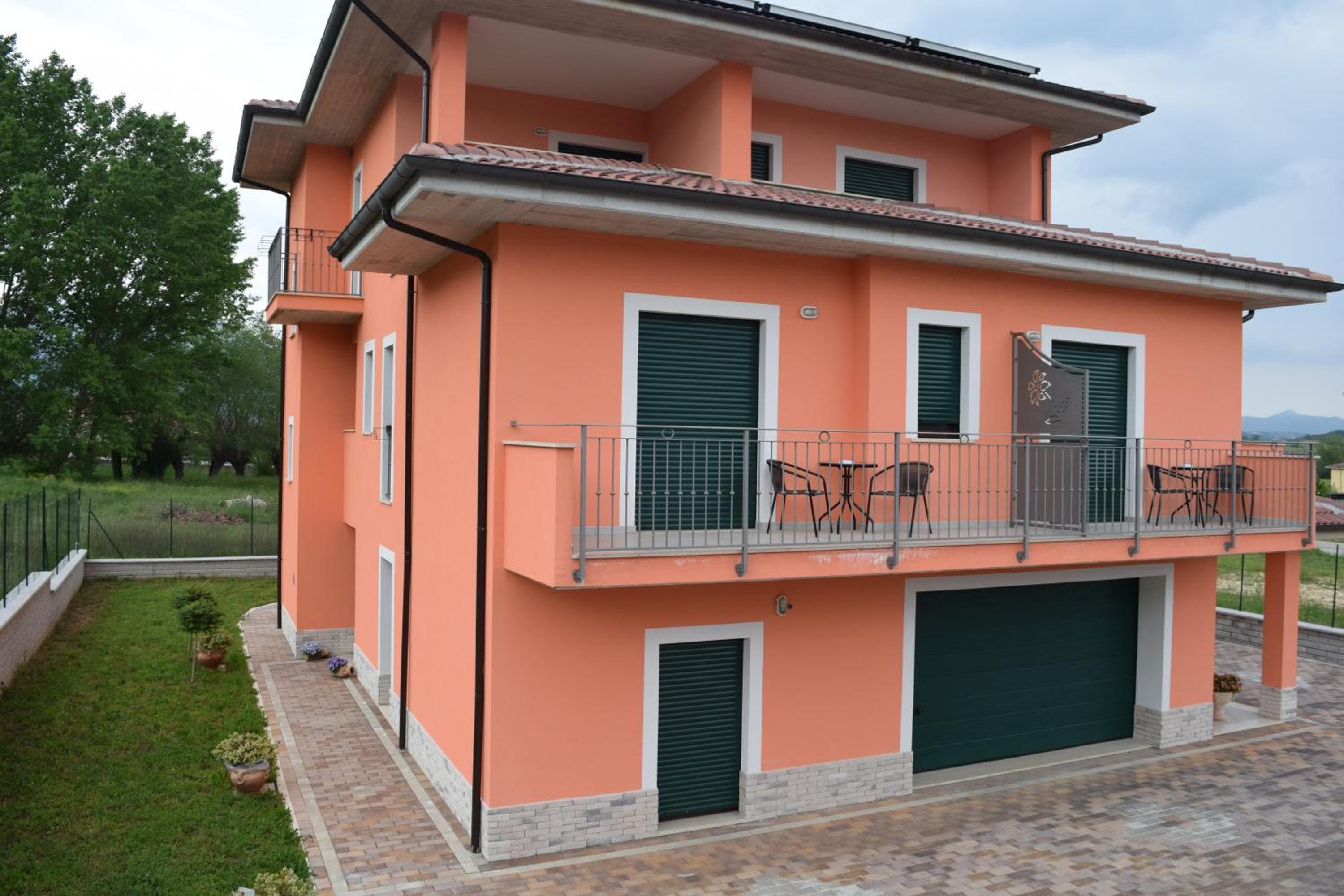 Photo 1